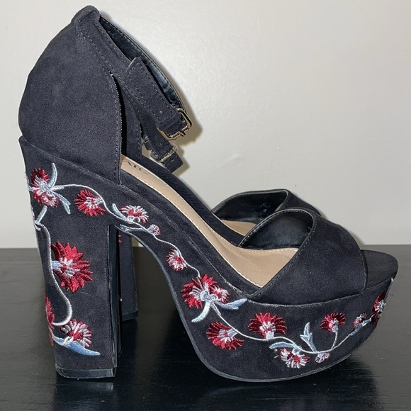 JustFab Lawren High Heel Sandals. Size 8. Chunky heel. Floral design. - Picture 2 of 14